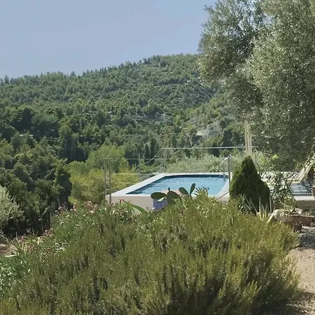 Villa Elegant With Sea View In