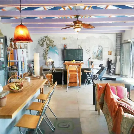 빌라 Elegant With Sea View In